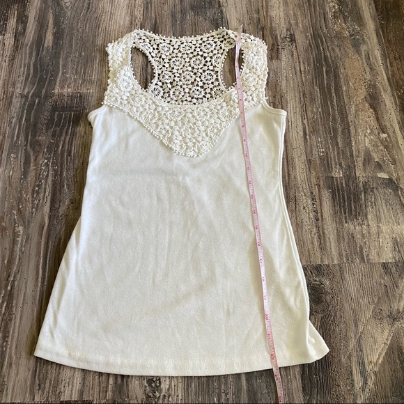 White top with details - Picture 5 of 7